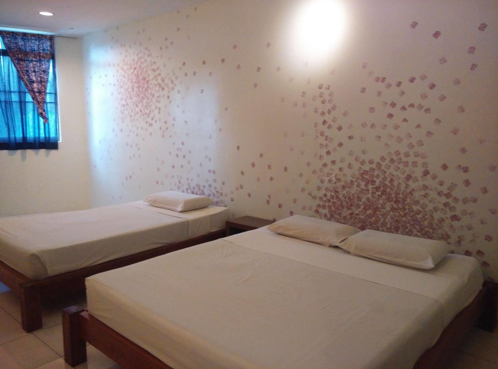 Furama Lodging House Kuching Exterior foto
