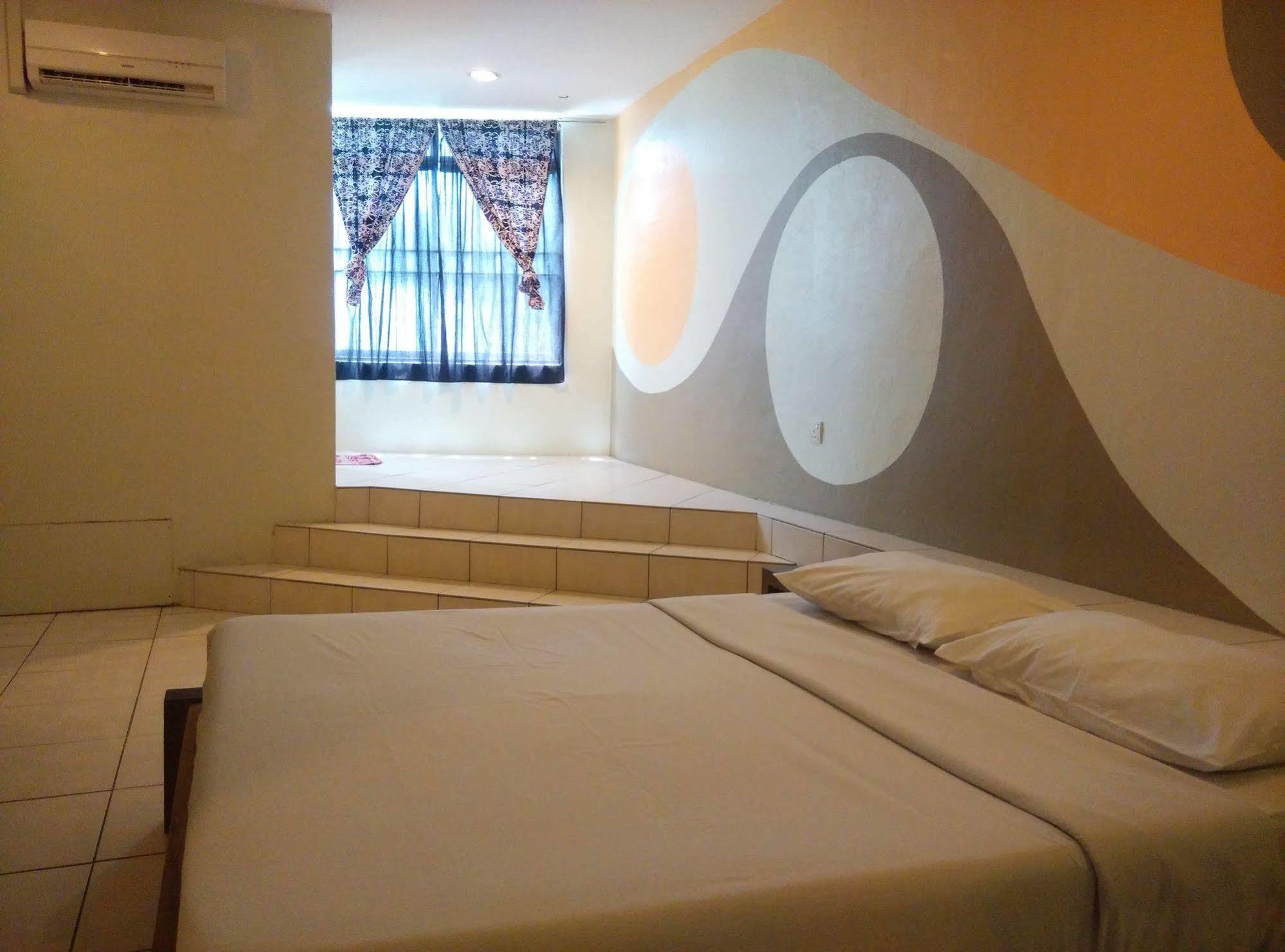 Furama Lodging House Kuching Exterior foto